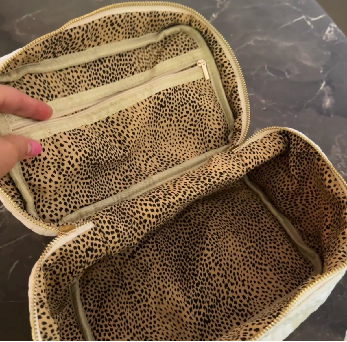 Quilted Velvet Vanity Case – Spacious Vintage-Inspired Cosmetic Bag