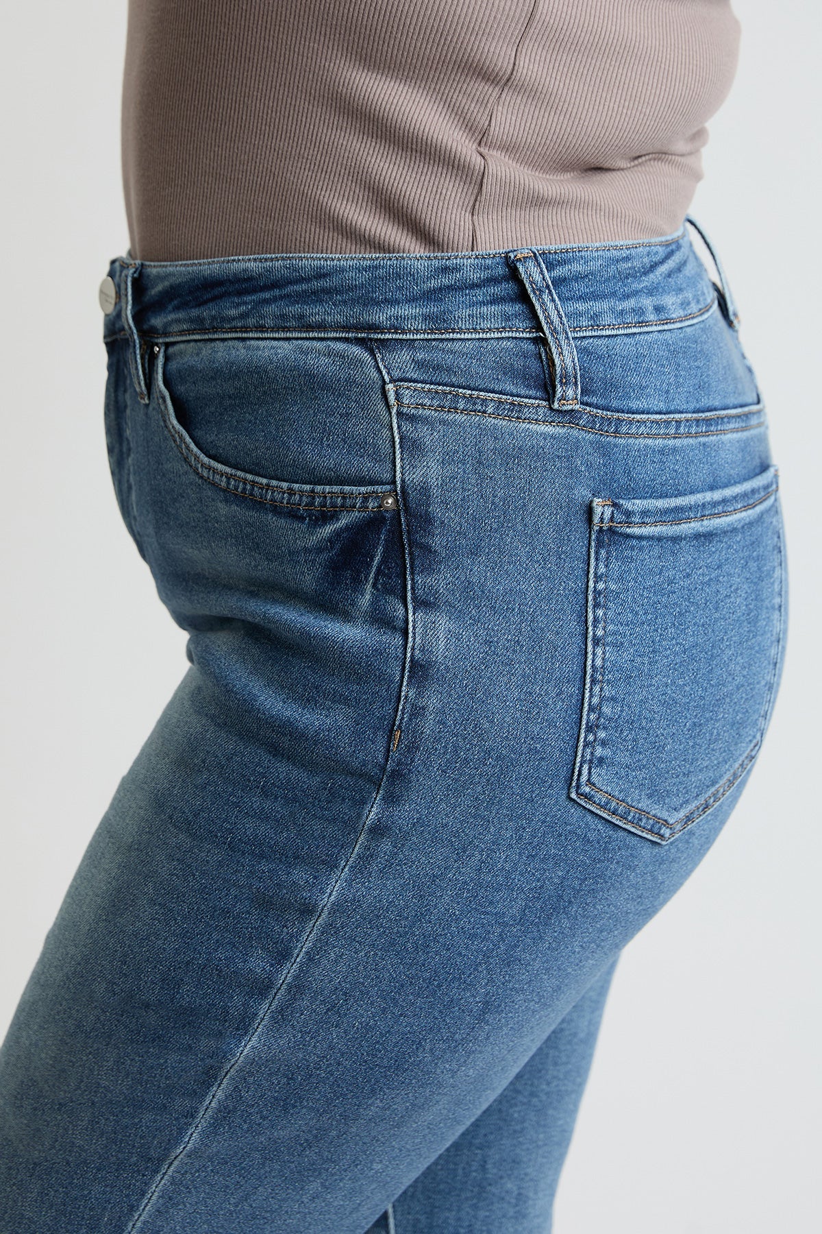 Curvy Premium Stretch Cuff Essential Capri