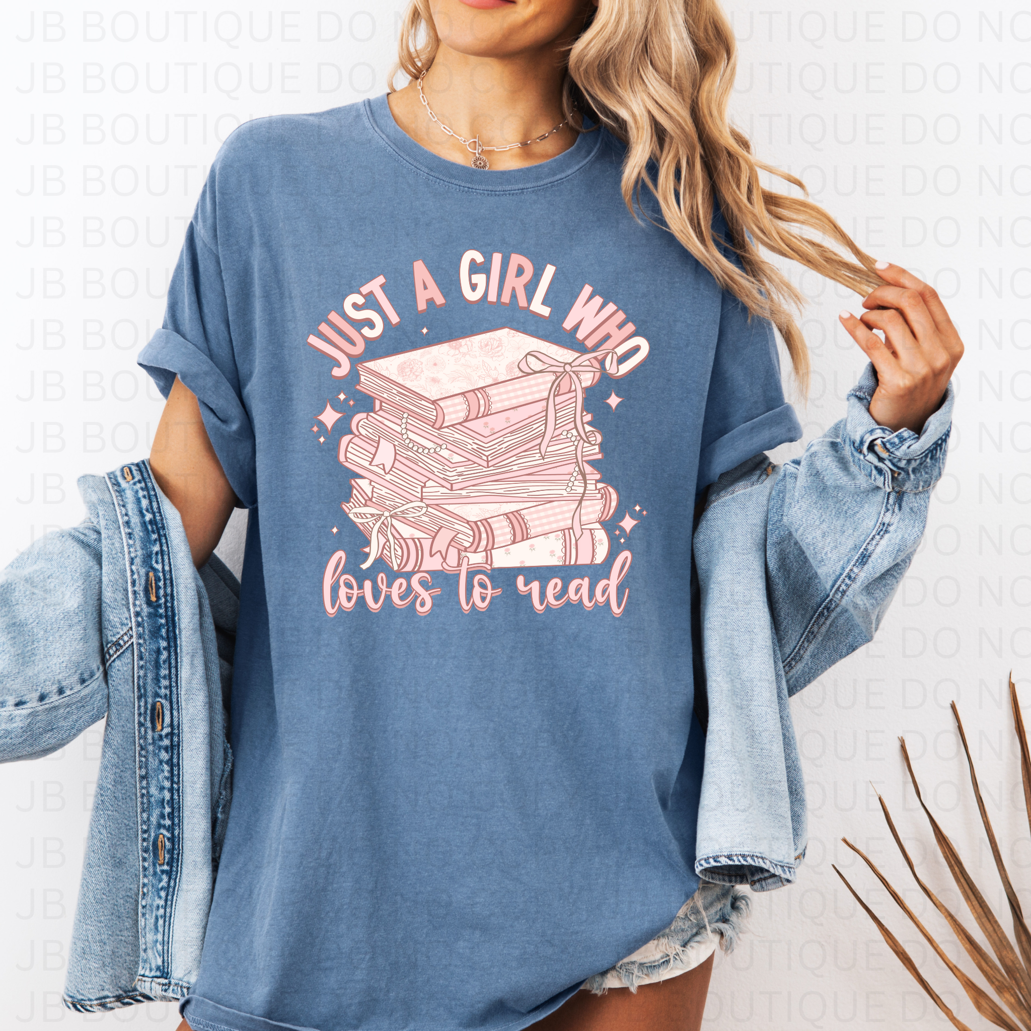 A girl who loves the read Tee