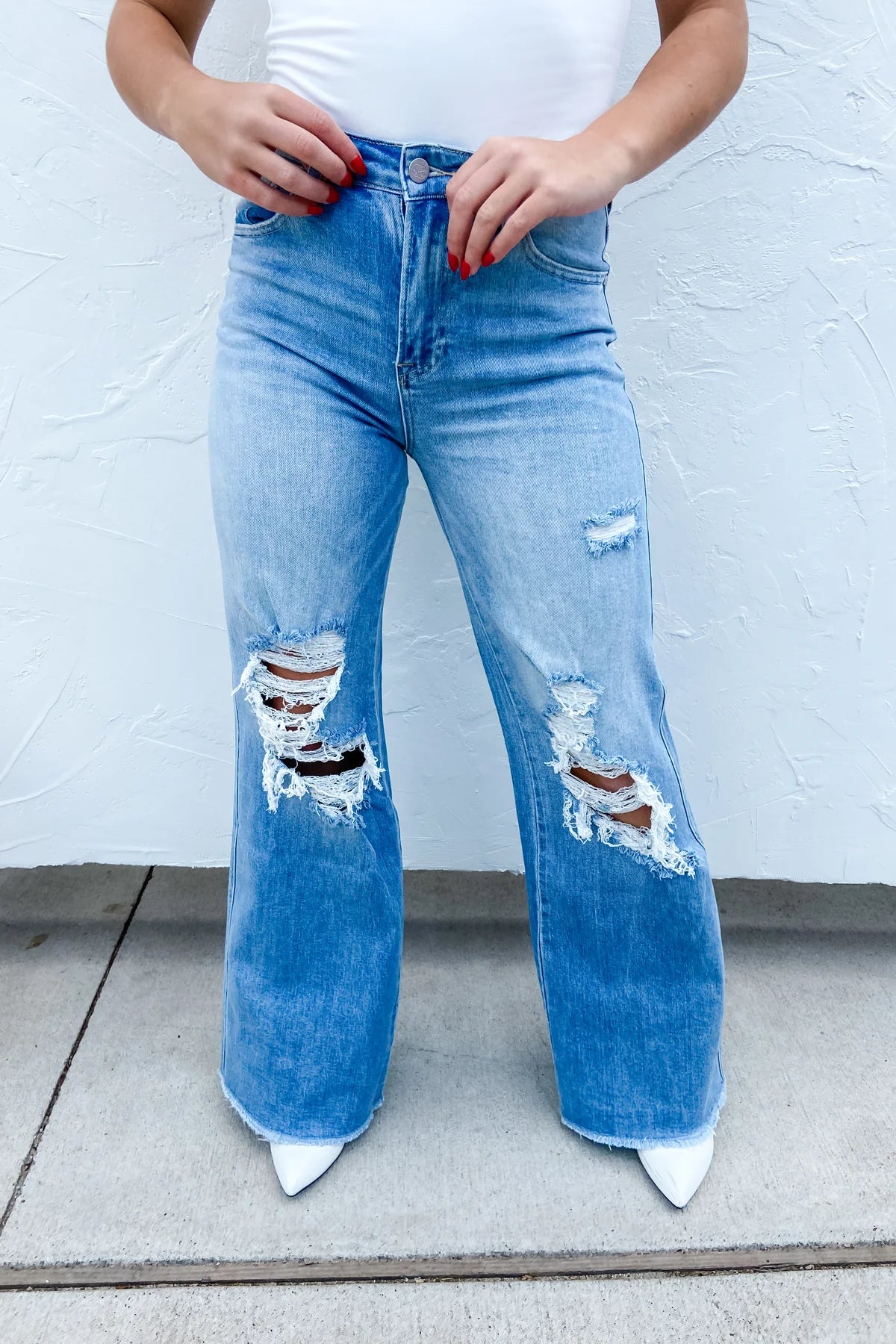 LIGHTWASH DISTRESSED JEANS