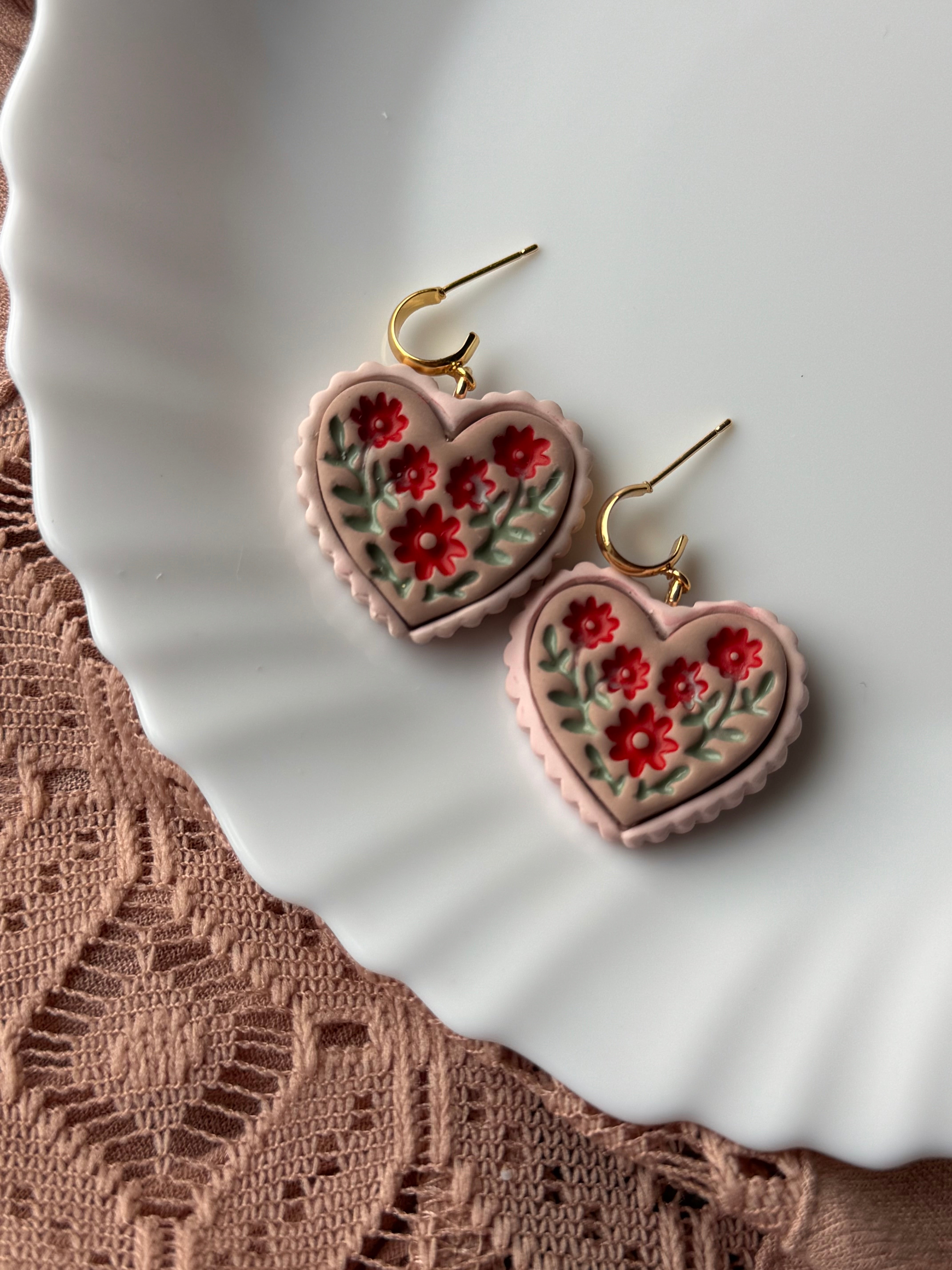 Scalloped Hearts, Brown Center