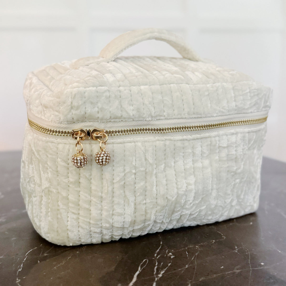 Quilted Velvet Vanity Case – Spacious Vintage-Inspired Cosmetic Bag