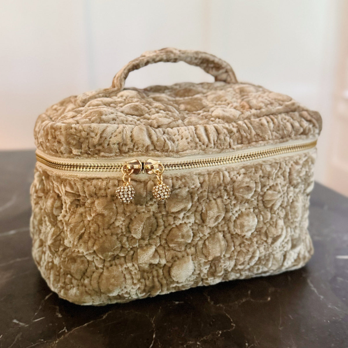 Quilted Velvet Vanity Case – Spacious Vintage-Inspired Cosmetic Bag