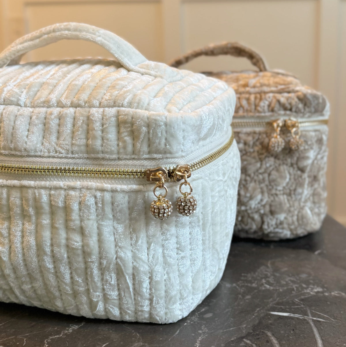 Quilted Velvet Vanity Case – Spacious Vintage-Inspired Cosmetic Bag