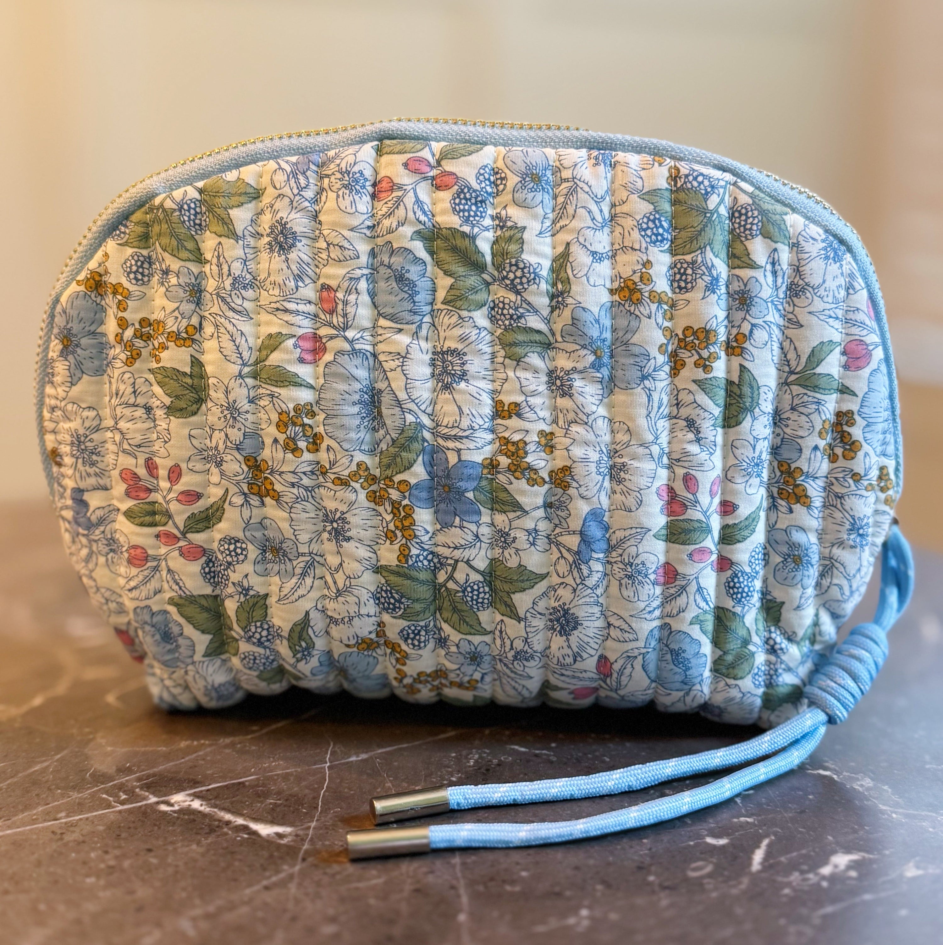 Vintage-Inspired Quilted Floral Cosmetic Case – Curved Makeup Pouch in Soft Pastel Garden Prints